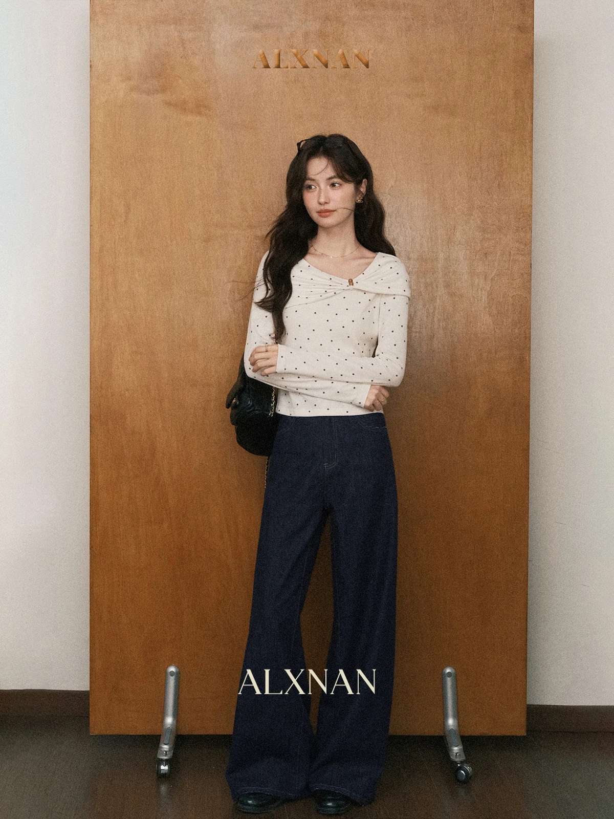 

ALXNAN Apricot Polka Dot Long Sleeved T-shirt for Women's Autumn New Twisted Diagonal Collar Tees Slim-fit Female Top VL57026