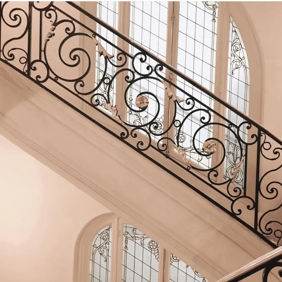 درابزين سلالم خارجي كلاسيكي من الحديد المطاوع لخطوات الحديقة الأنيقة ومدخل الفيلا #2