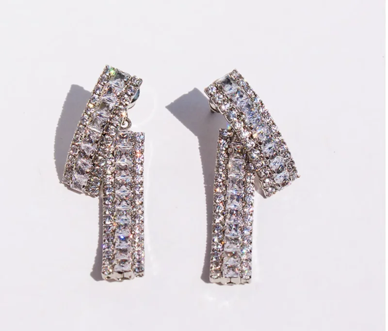 حلق هندسي ماسي فريد وبسيط وعالي الجودة من الزركونيا المكعبة يمكن ارتداؤه بطريقتين.