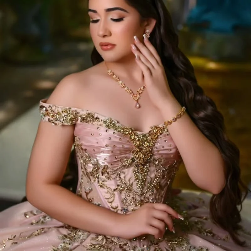 

Розовые платья Quinceanera по индивидуальному заказу с открытыми плечами и блестками, хрустальная аппликация, цветок, длинный хвост, большой бант, Vestido 15, Quinceanera
