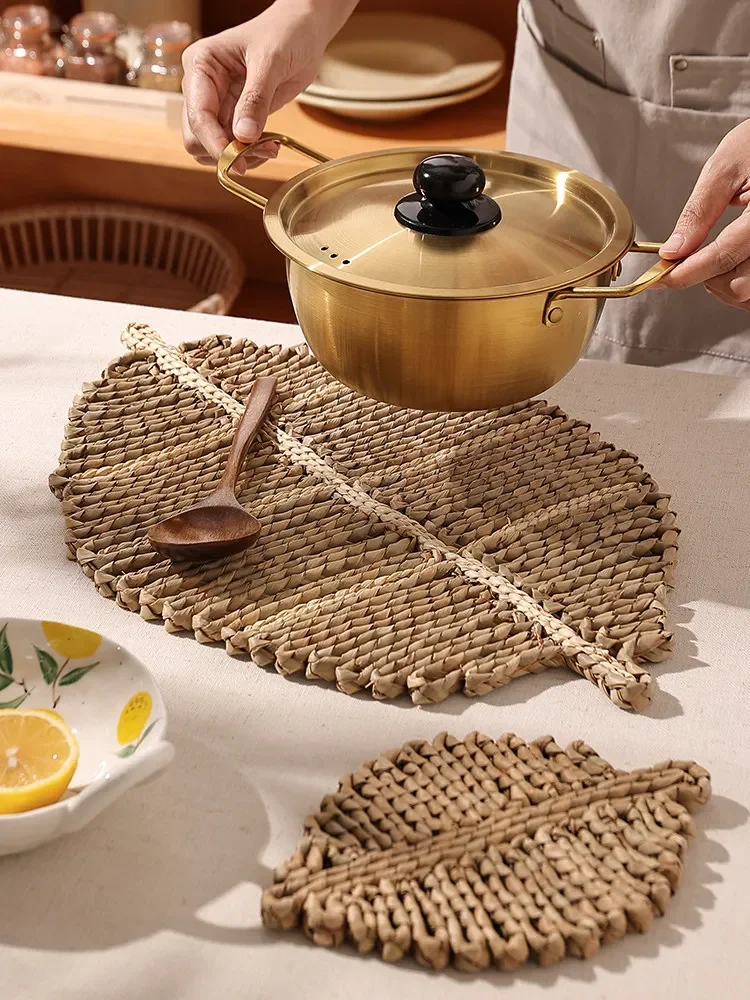 Handwoven Natural Seagrass Placemat Leaf Shape Rustic Heat Resistant Table Mat Bowl Plate Pad for Dining Table Kitchen Home Deco