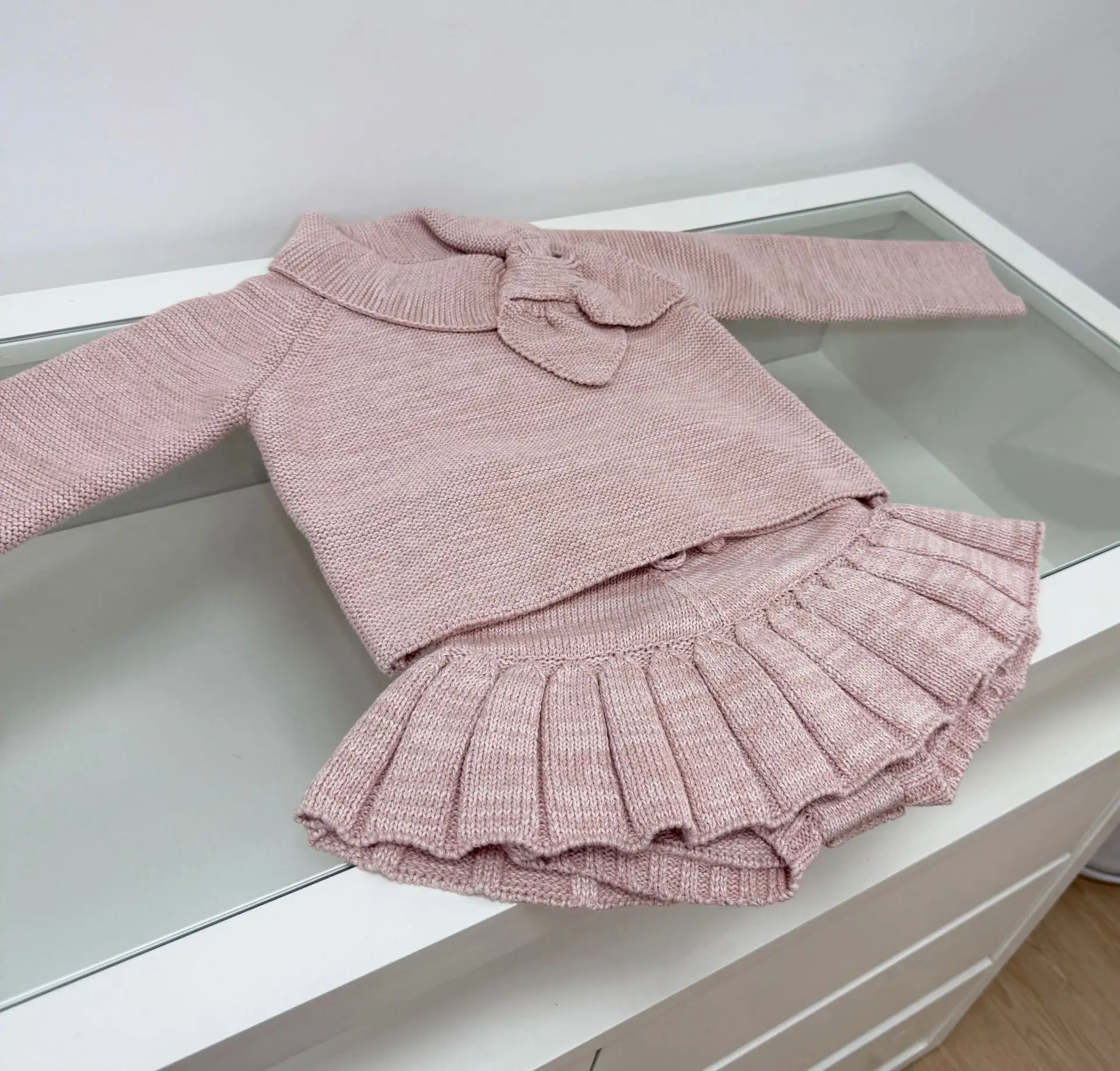 

Classic Knitted Skirt And Top Set for Girls Autumn Winter Thick Pleated Mini Skirt with Knitwear And Vintage Bow Knot Sweater