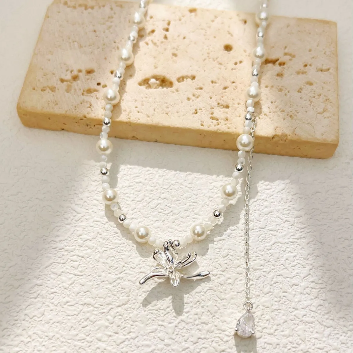 Cold style metal flower pendant pearl necklace niche design fashionable versatile jewelry