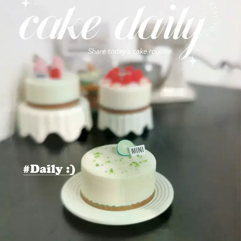 เค้กสตรอว์เบอร์รีจำลองขนาดเล็ก 1 ชิ้น ทำจากดินปั้น สำหรับตกแต่งบ้านตุ๊กตา ของเล่นเค้กเบเกอรี่น่ารัก