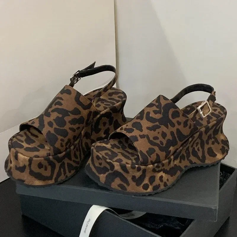 

Aneikeh модные женские босоножки на платформе с открытым носком и леопардовым принтом на танкетке, вечерние туфли на высоком каблуке с пряжкой и ремешком