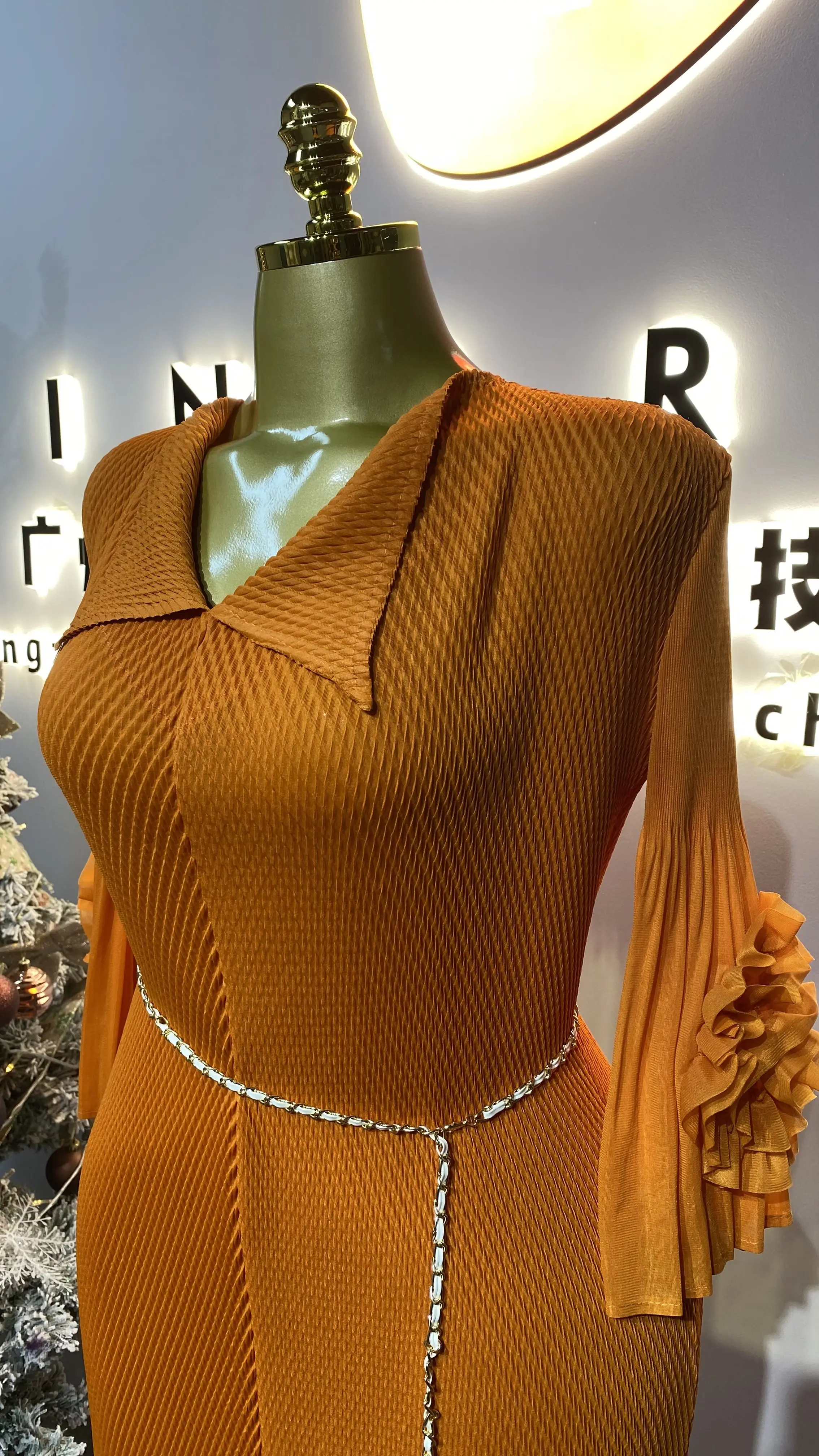 بدلة تشونغشان أنيقة ذات ثنيات بلون سادة ورقبة على شكل حرف V مع شرابات ماكسي مقاس كبير ملابس نسائية صيفية-GZXX369