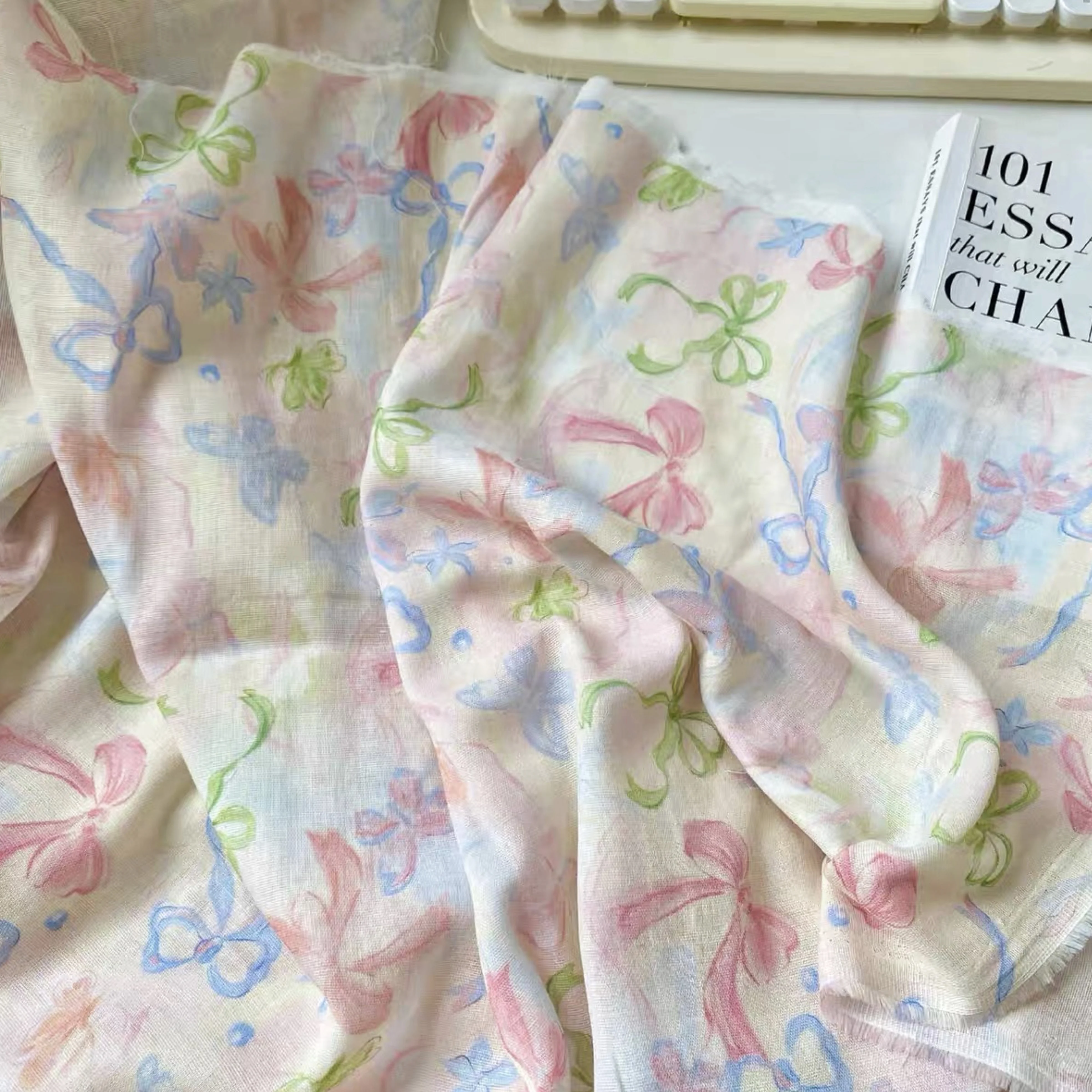 Baumwoll-Popeline-Stoff in Makronen-Farben mit Schleife, Geeignet für Frühlings- und Sommerkleidung, Kinderkleider, Handarbeiten und Produktion – Detail 3