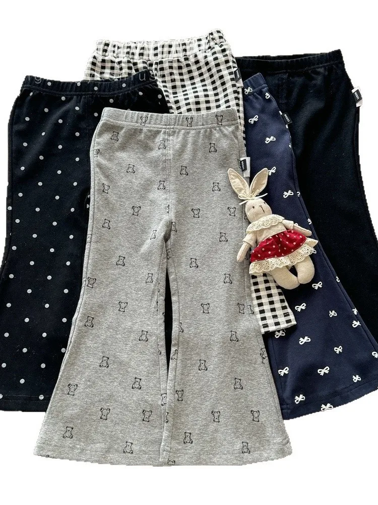 トレンド感のある快適な女の子用プリントスウェットパンツ、カジュアルなルーズフィット、韓国風、2026年春、ファッショナブルなベルボトム、子供用