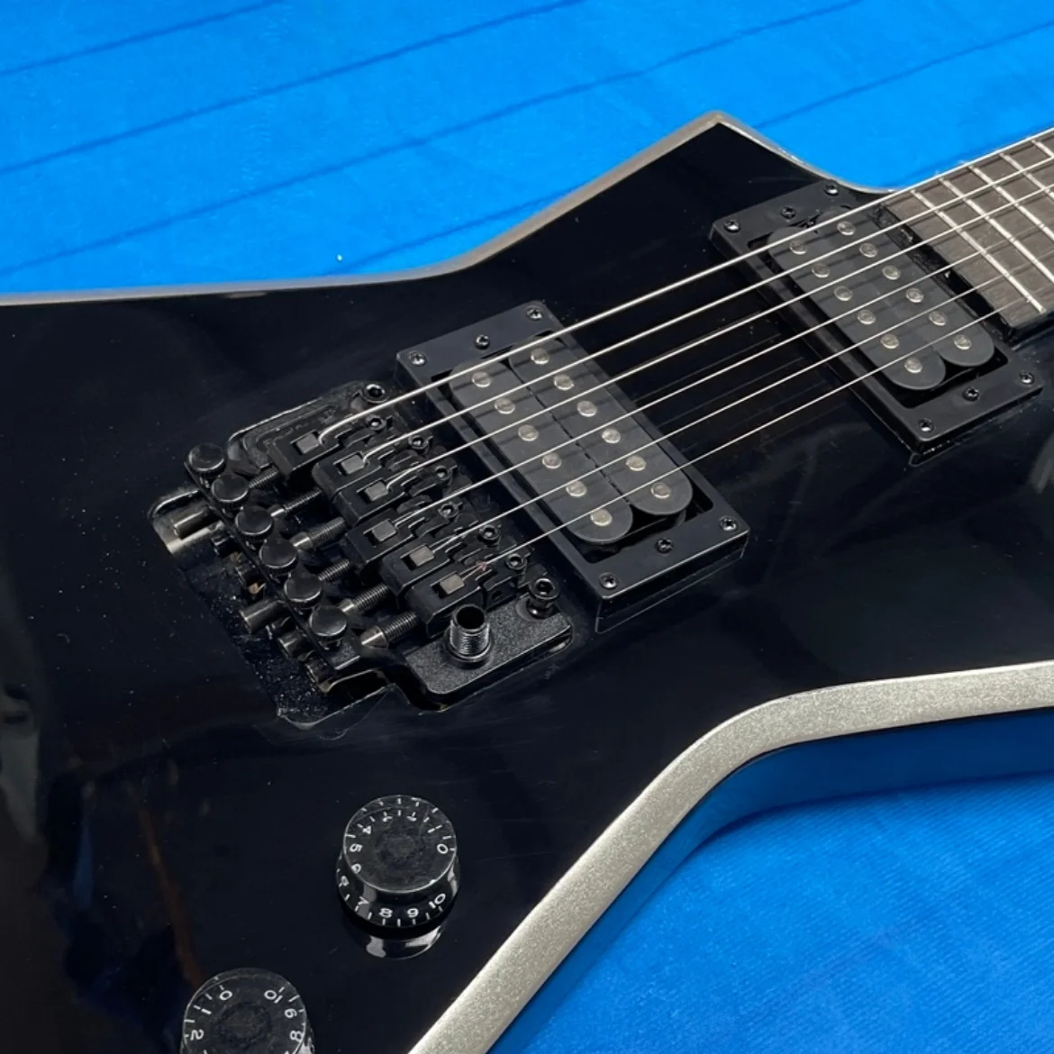 warehouse Silver-gray electricguitar, thin and fast-playing neck...