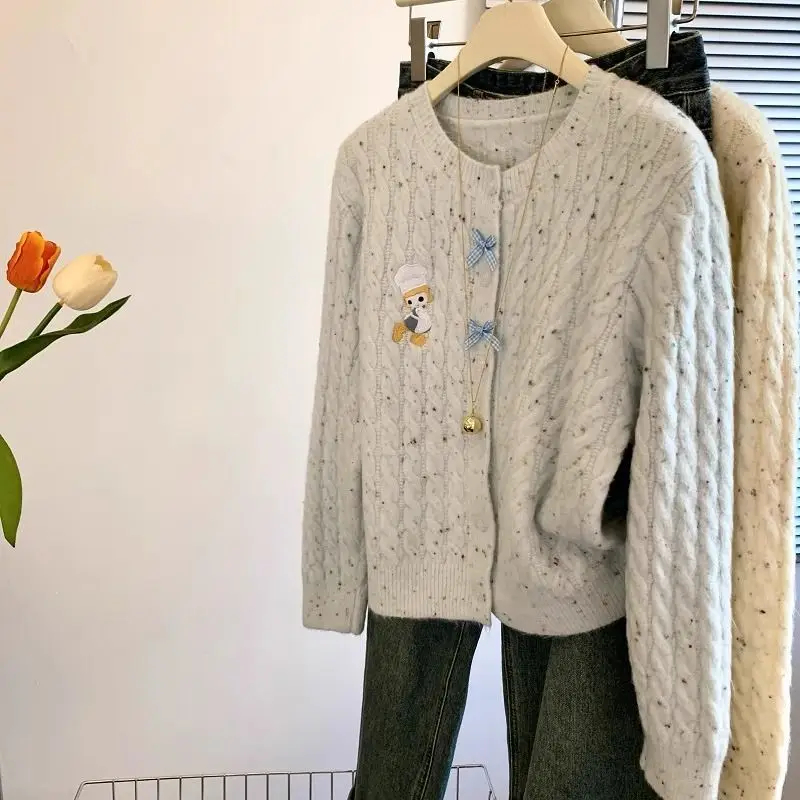 Cardigan maglione ricamato cartone animato coreano da donna primavera e autunno nuovo piccolo morbido cappotto lavorato a maglia con fiocco ceroso