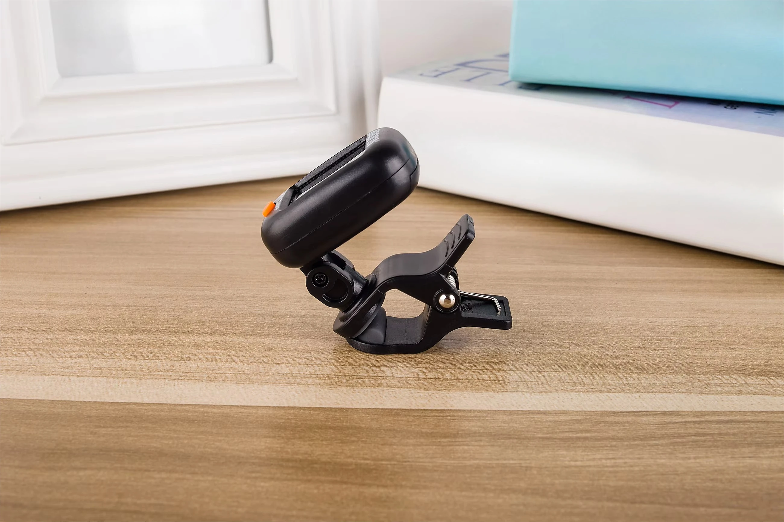 Afinador Digital LCD AT-01A para Violino, Baixo e Ukulele com Bateria Substituível - Atacado 100 Peças Acessórios para Instrumentos Musicais