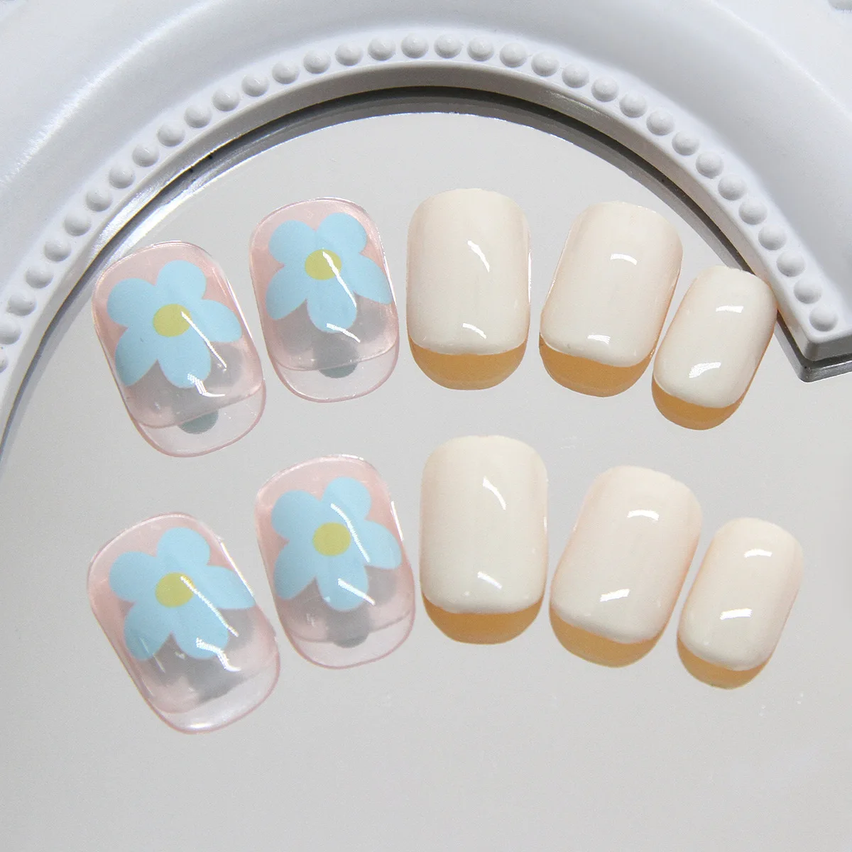 

24 шт. Короткий квадратный пресс на ногтях — минималистичный дизайн с желтым сердцем и синими лепестками на кремово-белой основой