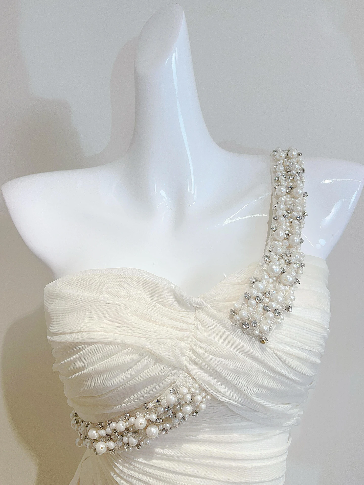 화려한 아이보리 파티 드레스 원 숄더 아이보리 새틴 칵테일 드레스 진주 장식 발목 길이 드레스