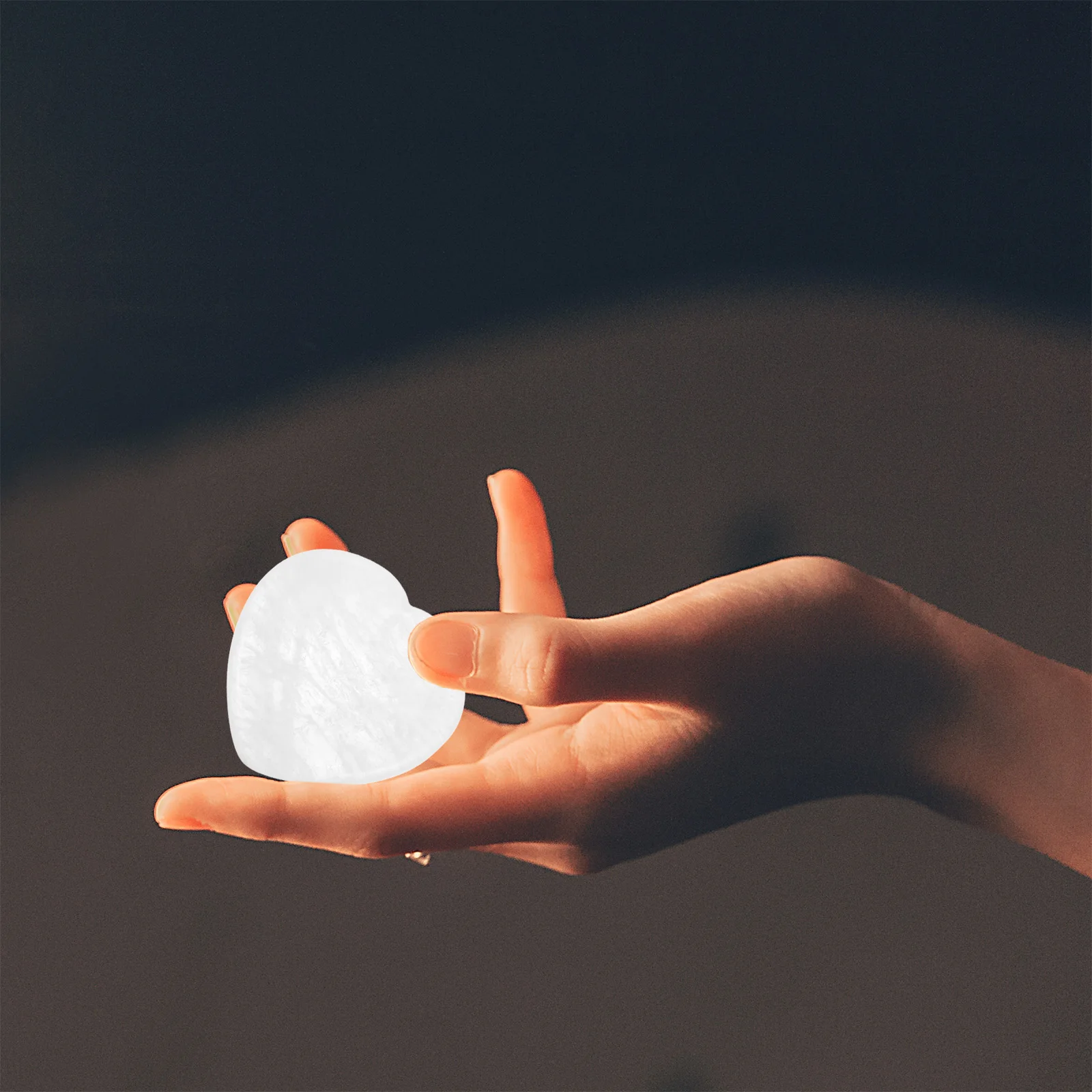 

Heart Shaped Stress Relief Crystal Thumb Scraper Mini Plate Worry Stones Portable Massager For Face Neck Shoulders Foot