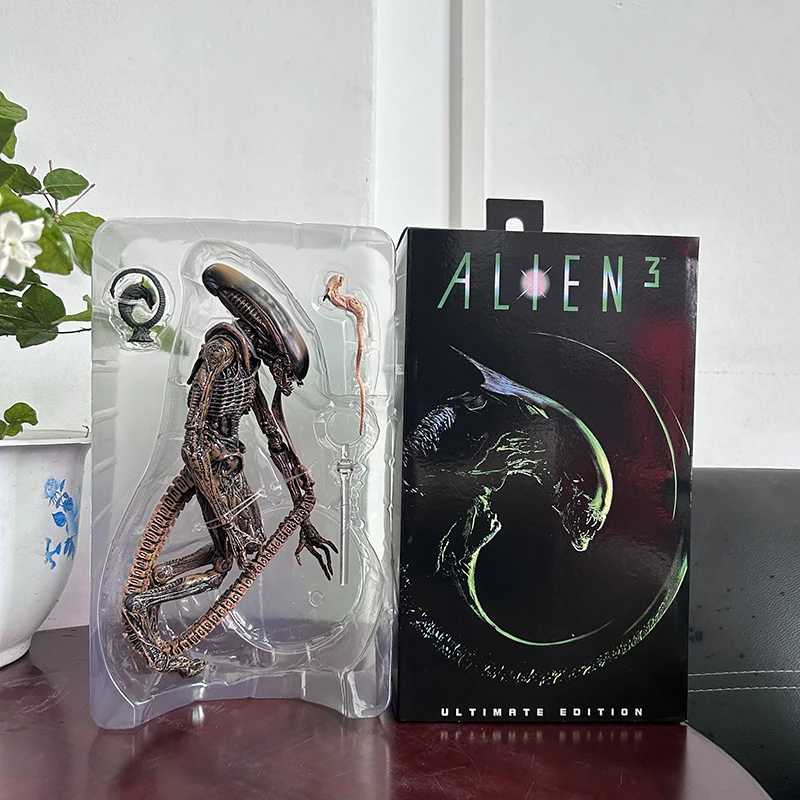 NECA Alien 3 Dog Alien Xenomorph Action Figure Alien Vs. Predator Alien Buddhism Big Chap Figure Collectible Model Birthday Gift