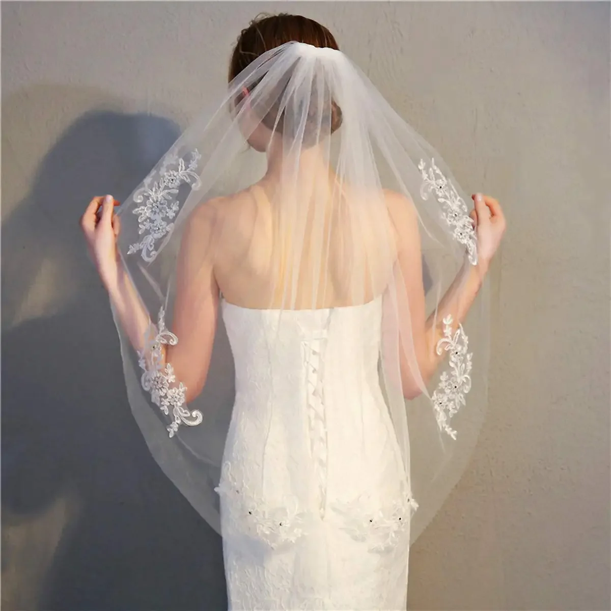 1 Tier Lace Appliques Bridal Veil Crystal Beaded Tulle Wedding Veils with Comb