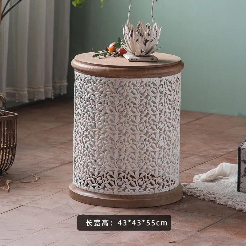 Petite table ronde française rétro en bois massif, petit café dans le salon du lit et des canapés