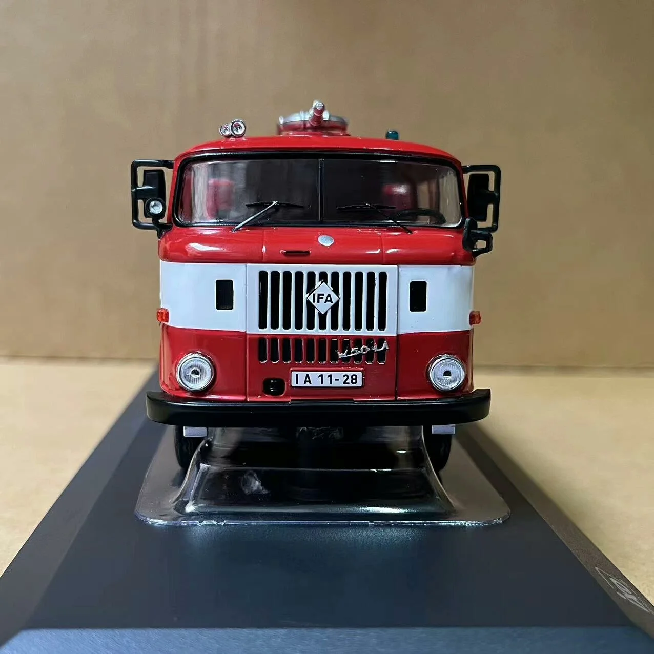 Doos Gebarsten Diecast IXO 1/43 Schaal IFA W50 FEUERWEHR Legering Model Auto Collectible Toy Gift Souvenir Display Ornament