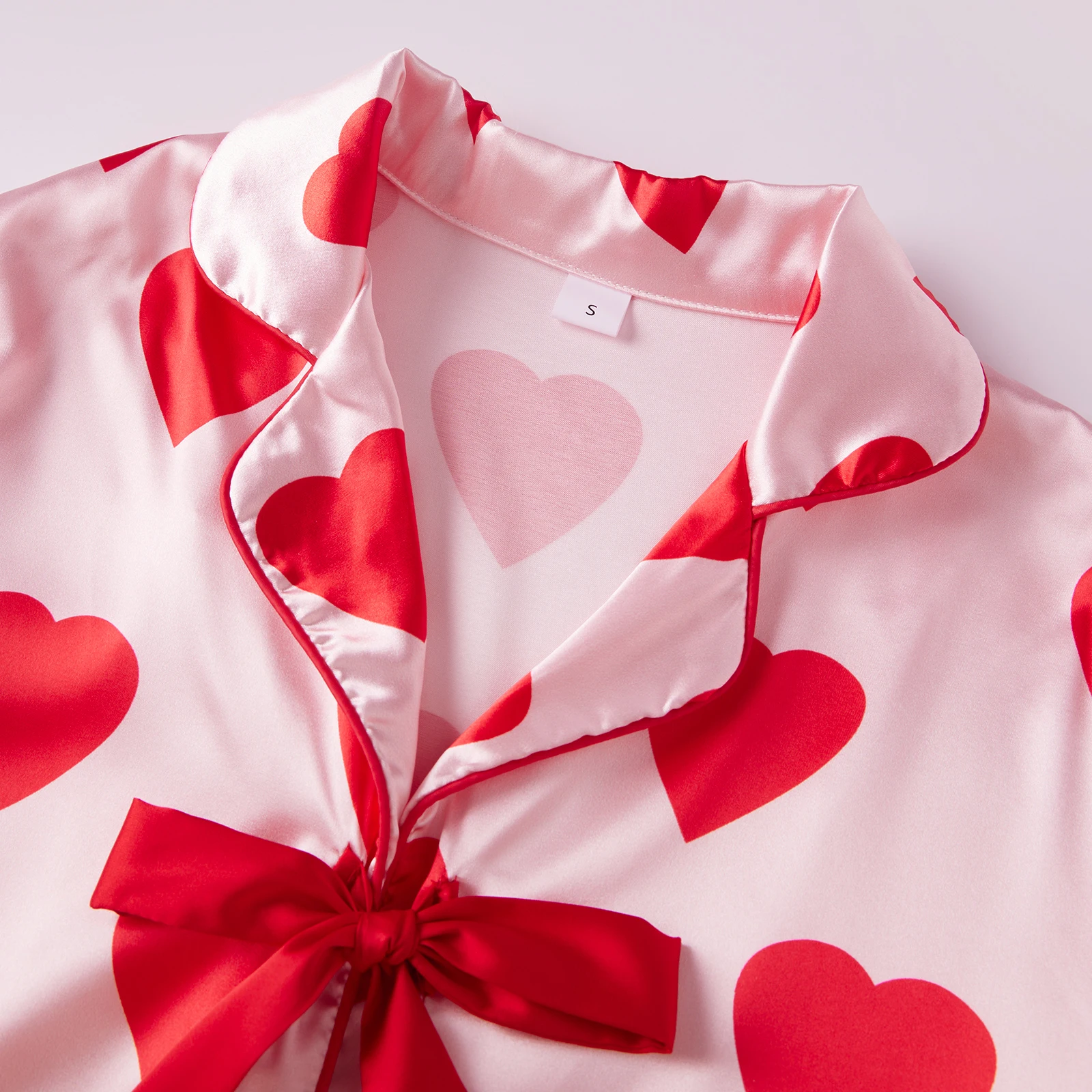 

Комплект из 2 предметов: пижама на День святого Валентина для женщин, с длинным рукавом, отложным воротником, V-образным вырезом, с принтом в виде сердца, топ и брюки на резинке, для сна