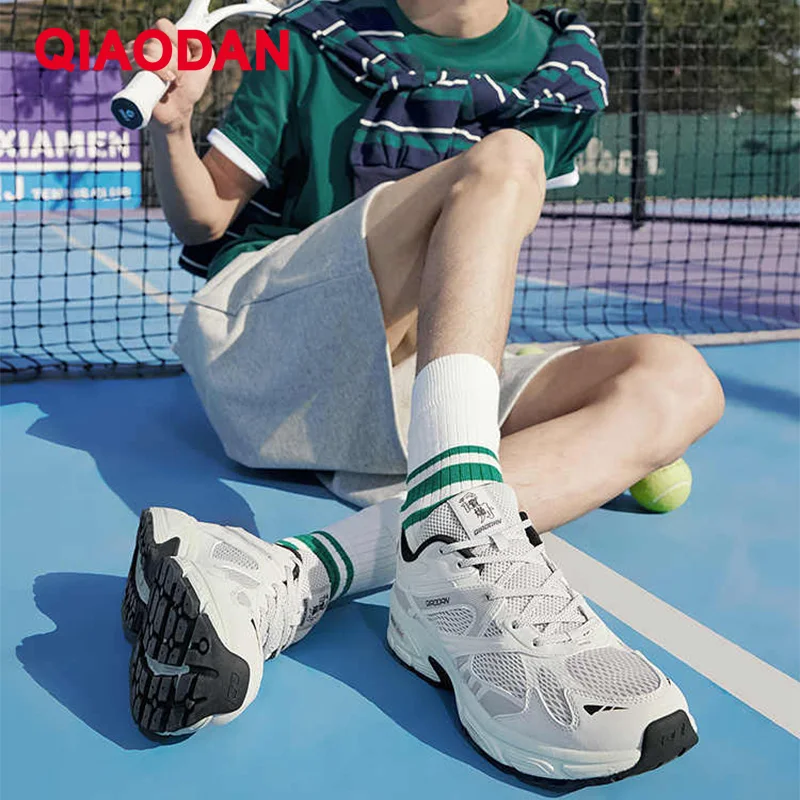 

QIAODAN кроссовки мужские легкие кроссовки из синтетической кожи 2025 дышащие серебряные повседневные прогулочные туфли с сеткой QDL043252410