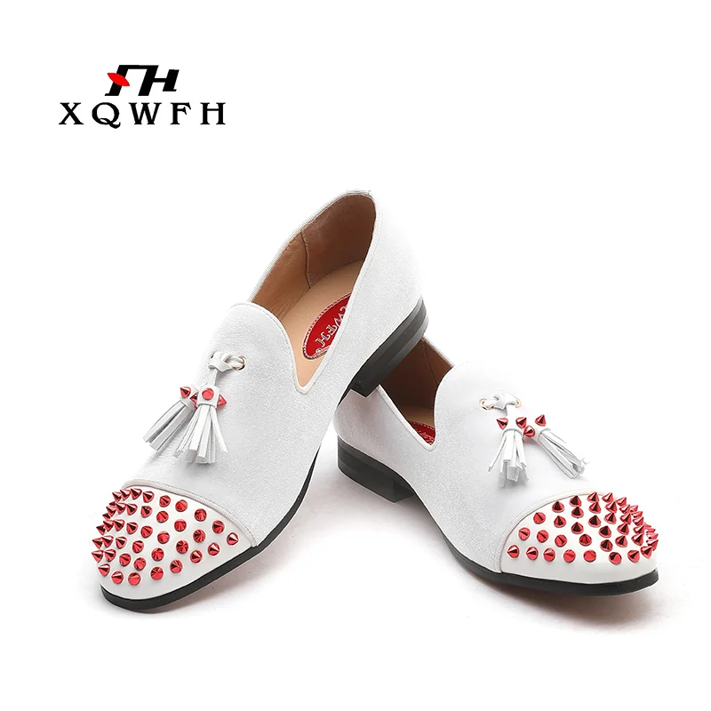 

Бархатные Лоферы XQWFH для мужчин, модная красная повседневная обувь с шипами, белые замшевые курительные тапочки, Классическая обувь для свадьбы, официальная женская обувь на плоской подошве