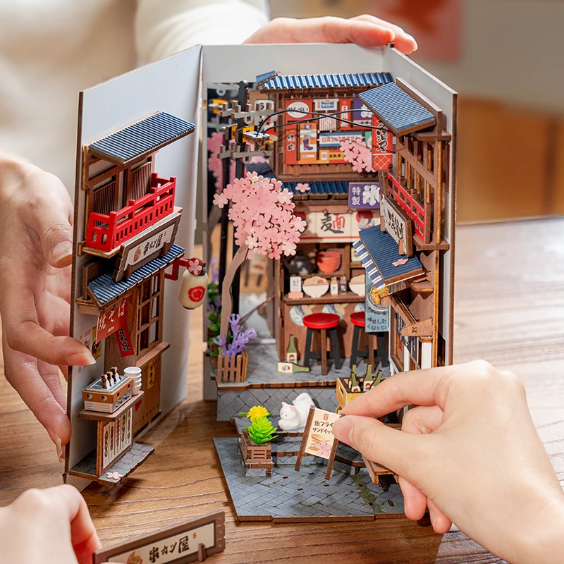 Robotime Book Nook ชุด SAKURA Wine Alley พร้อมฝาครอบกันฝุ่น DIY Miniature บ้านตุ๊กตาชุด 3D ปริศนาไม้ Bookend ชั้นวางหนังสือของขวัญ