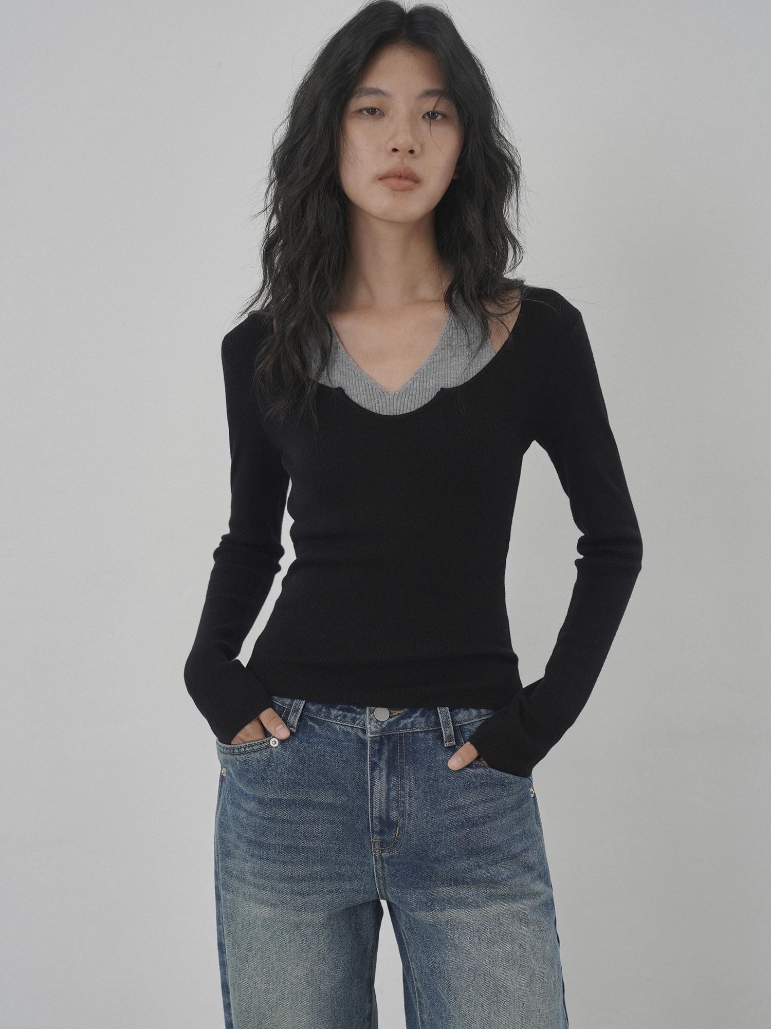 

EIGHTHMONTH Women's Slim Fit Knitted Base irt Casual Sle V-Ne Long Sve Fake Two-Piece Design Autumn New Arrival