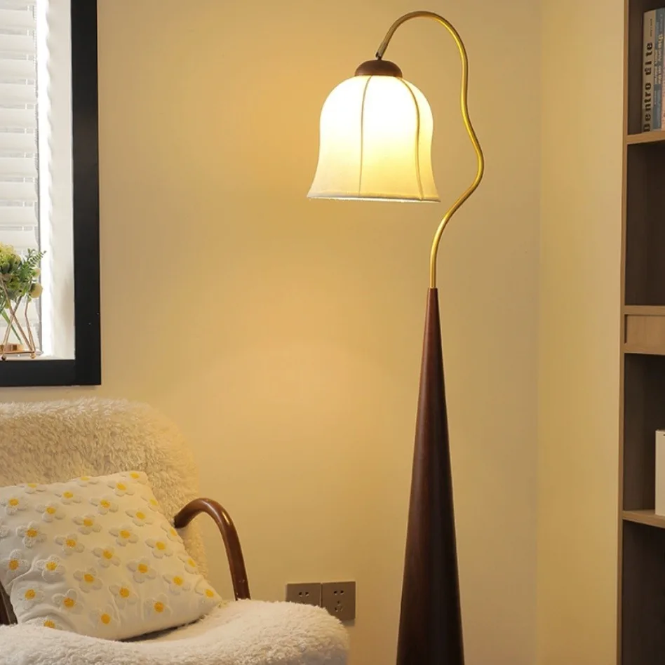 Divano da camera da letto con design caldo e stabile a cono accanto alla luce da pavimento con luce ambientale Wabi Sabi