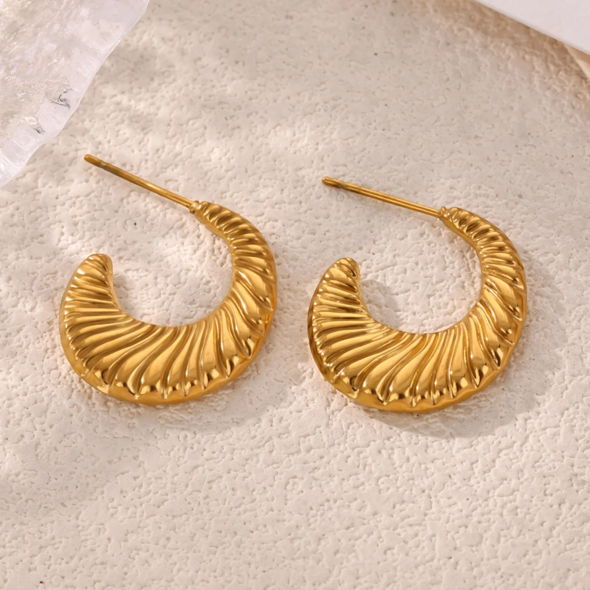 Vintage Goldfarbene Edelstahl-Creolen, gehämmerte geometrische quadratische plissierte klobige Croissant-Ohrringe, Damenschmuck – Detail 16