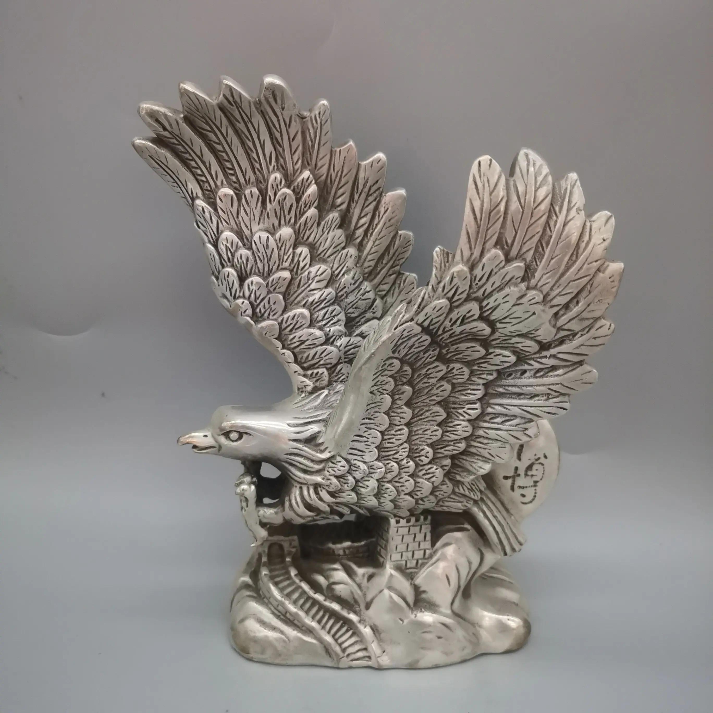 

Exquisite Eagle Sculpture in White Bronze - Elegantly Crafted Home Decor and Living Room Ornament