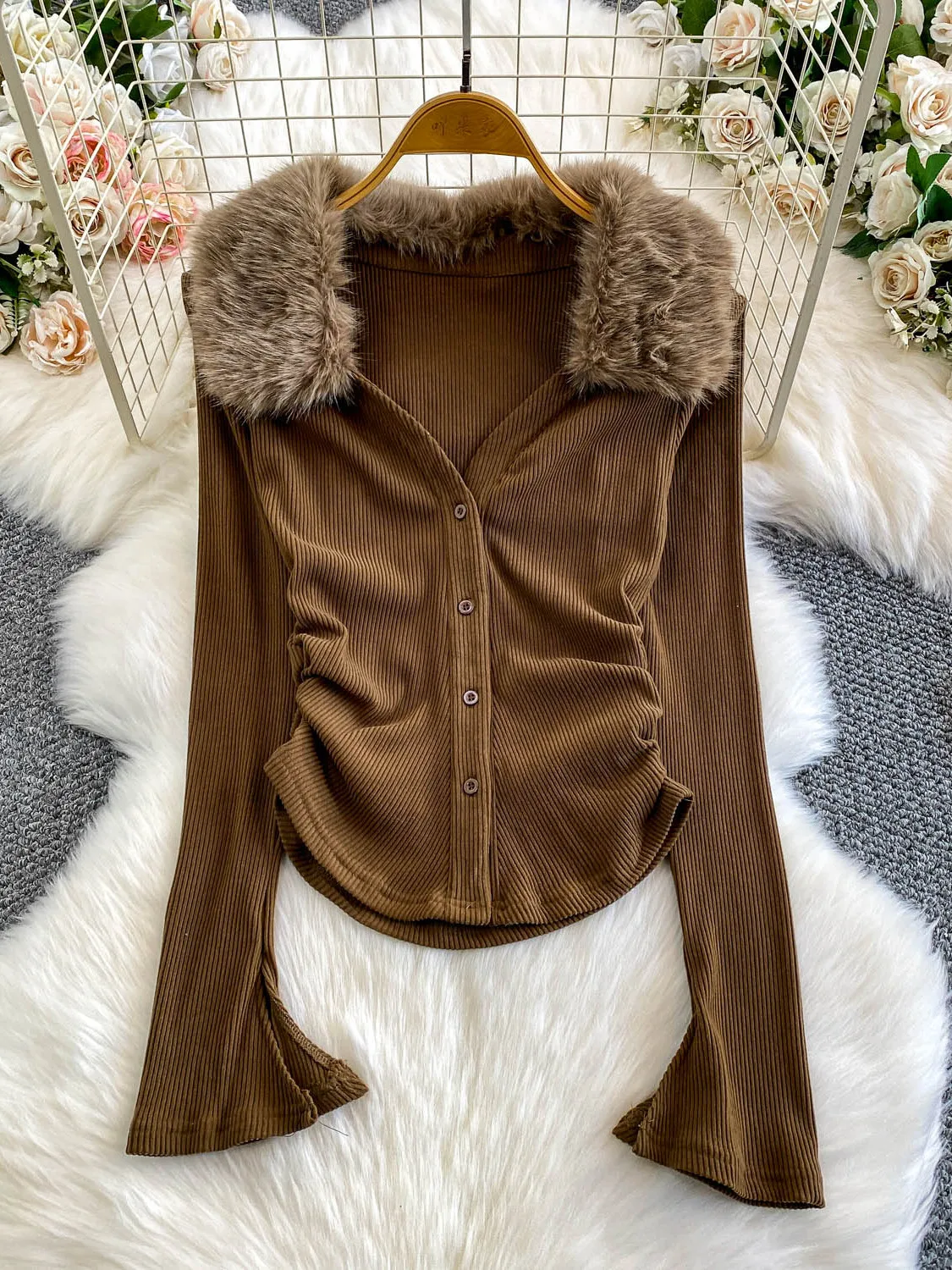 เสื้อคลุมคาร์ดิแกนเปิดไหล่ทรงวีเซ็กซี่สำหรับผู้หญิง ป้องกันริ้วรอย แต่งขนเฟอร์ จับจีบ ช่วยให้ดูผอม เอวเข้ารูป สไตล์เกาหลี เหมาะสำหรับใส่ไปทำงาน