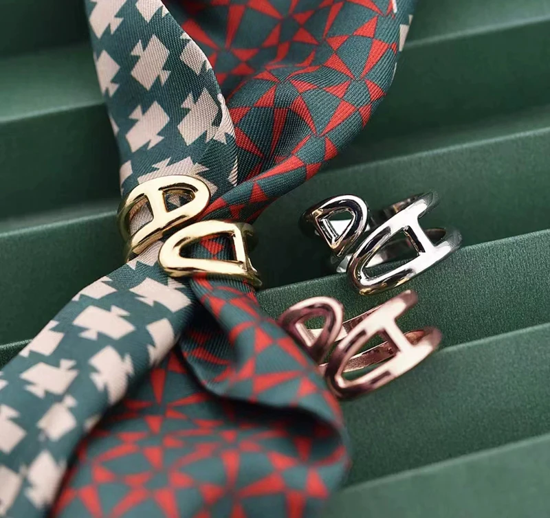 2025 Sciarpa liscia di alta qualità Fibbia Sciarpa di seta Accessori legati con nodi Moda Innovazione Scialli Accessori Sciarpa Anelli