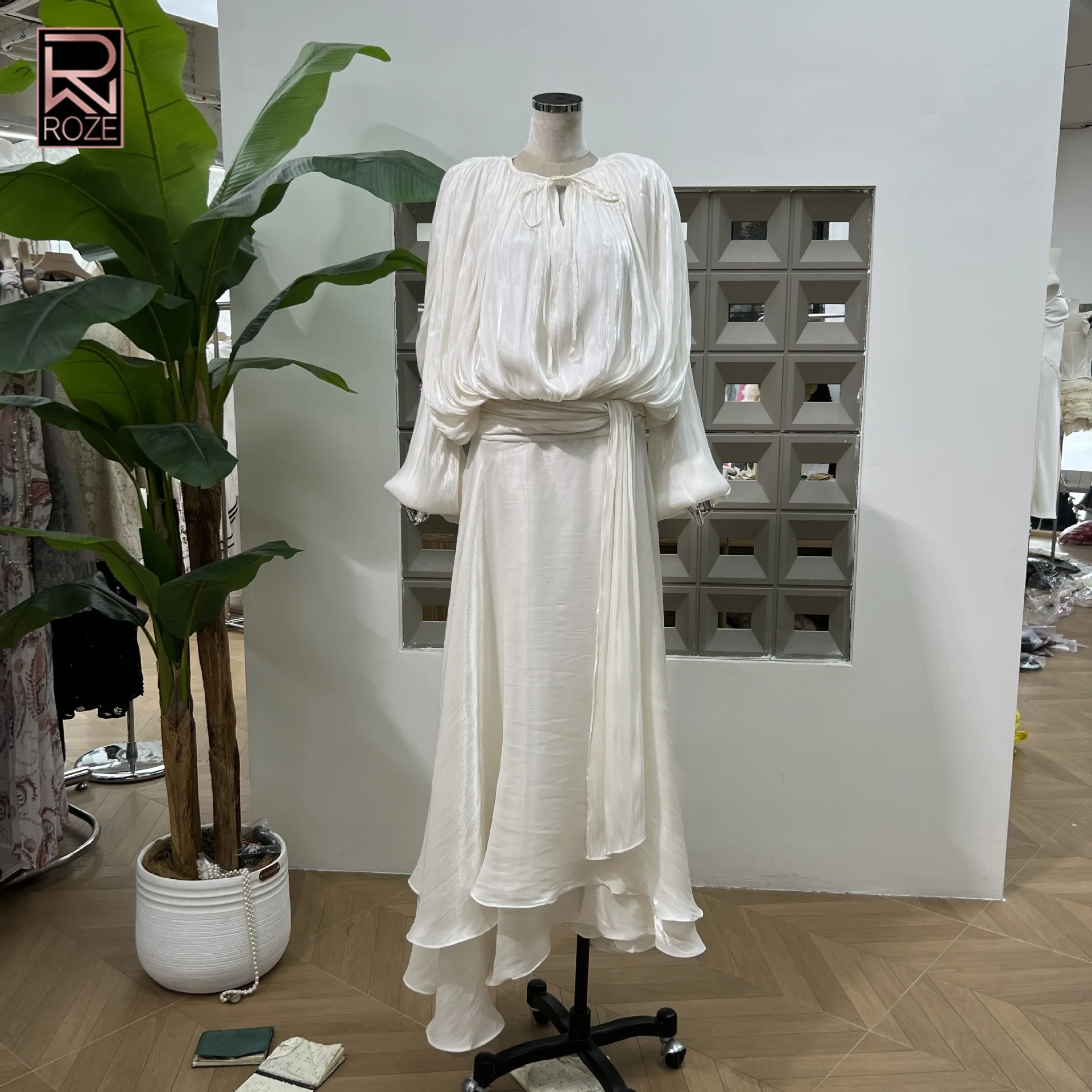Abito chic con fascia in vita primavera/autunno 2025 |   Abito trasparente iridescente a maniche lunghe |   Abito romantico stile donna con orlo asimmetrico