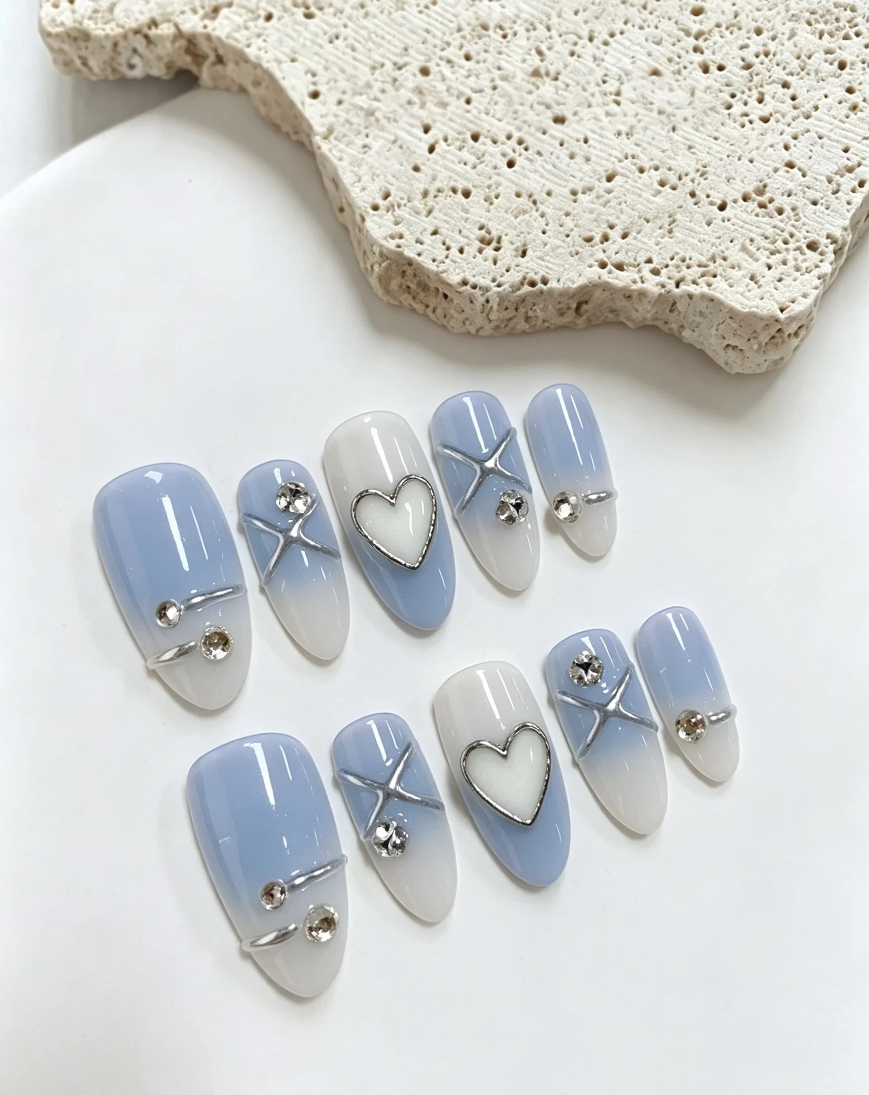 Ensemble de 10 faux ongles longs et ronds, bleu dégradé, avec motif cœur argenté et croix, style cool et minimaliste, à presser