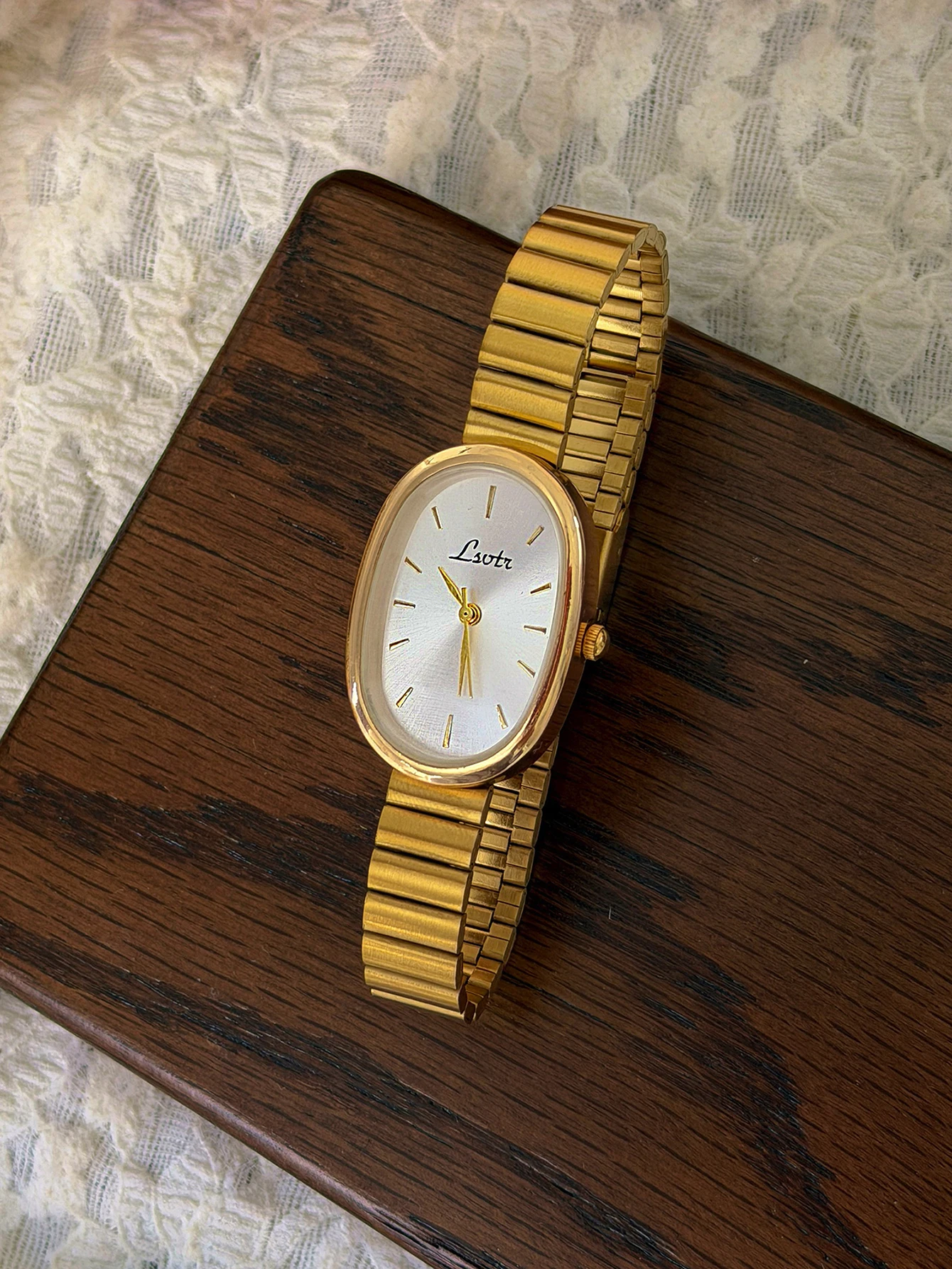 

1 new fashion elegant ladies watch retro luxury fashion simple temperament light luxury elegant Joker watch women's quartz watch