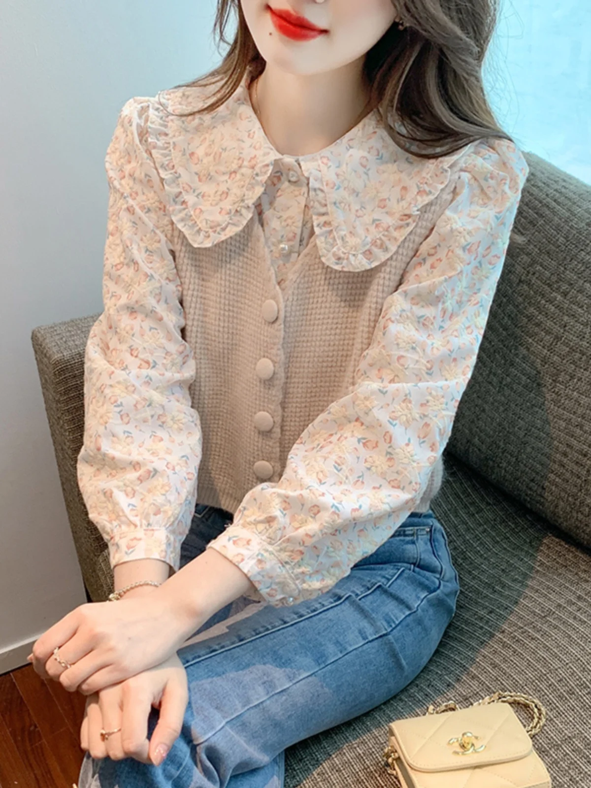 

Новинка 2026: Комплект из двух предметов – вязаный жилет и рубашка с цветочным принтом и воротником «Питер Пэн» для женщин. Повседневный шик для весны и осени.