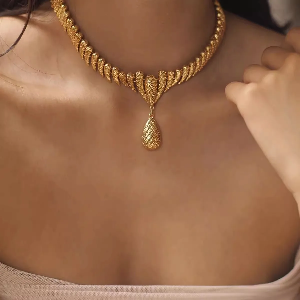 

AETEEY Vintage Metal Leaf Water Drop Necklace, Unique Design Luxury Choker, Retro Style Statement Jewelry