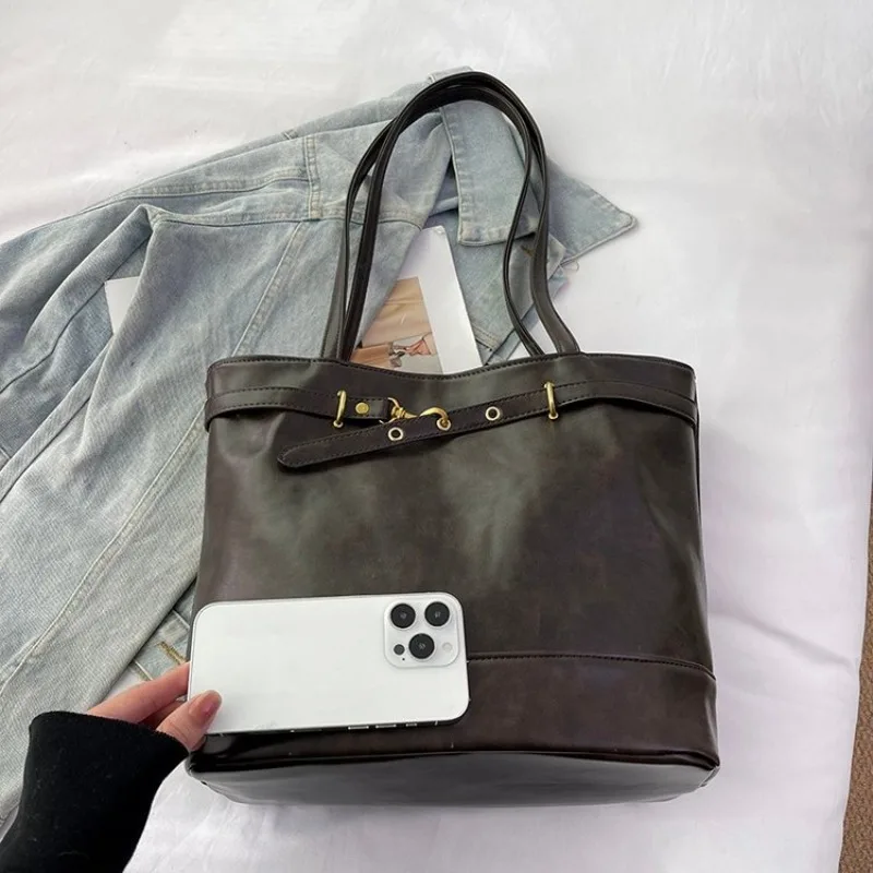 

Роскошная компактная дизайнерская сумка для подгузников для женщин, модная вместительная сумка-тоут, элегантная кожаная сумка через плечо, стильная сумка-кроссбоди.