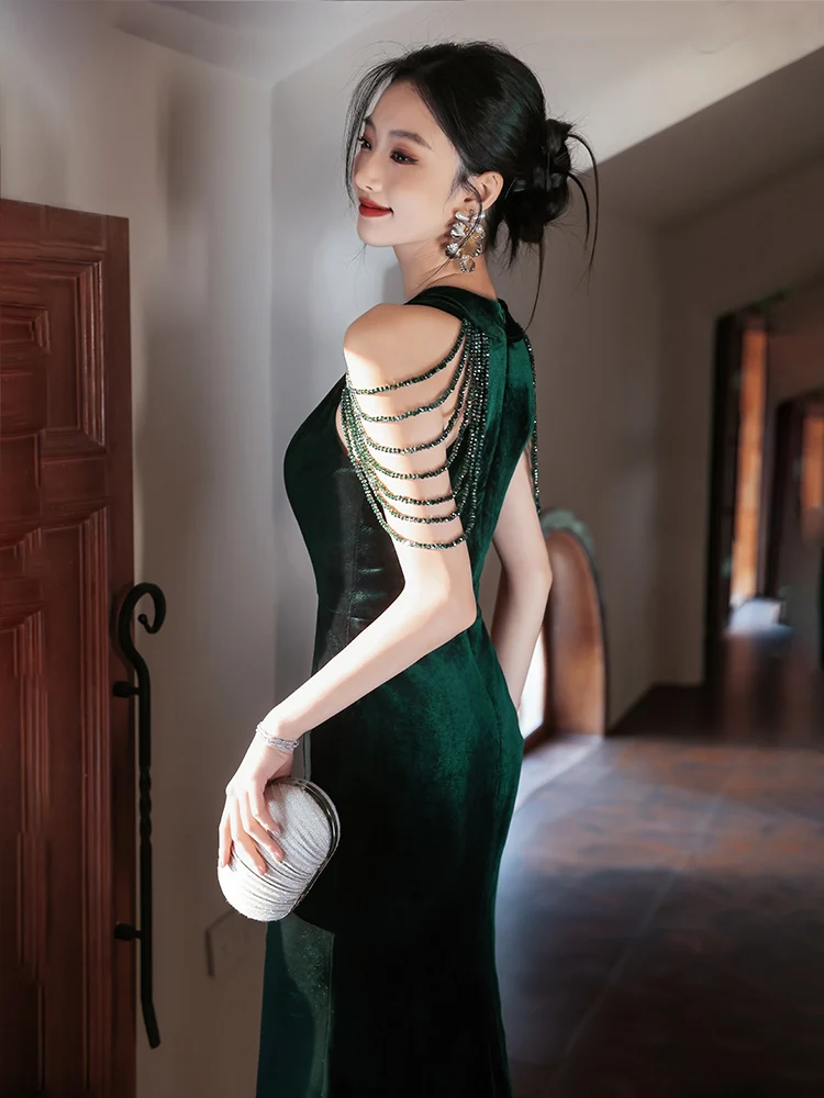 

Ele Velvet Evening Gown in Rich een Color with Fi Tail Design for Women Perfect for Year End Parties And Events