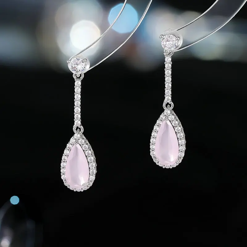 Яркие, нежные, этичные, элегантные, нишевые и простые серьги с цирконами в форме капли воды.