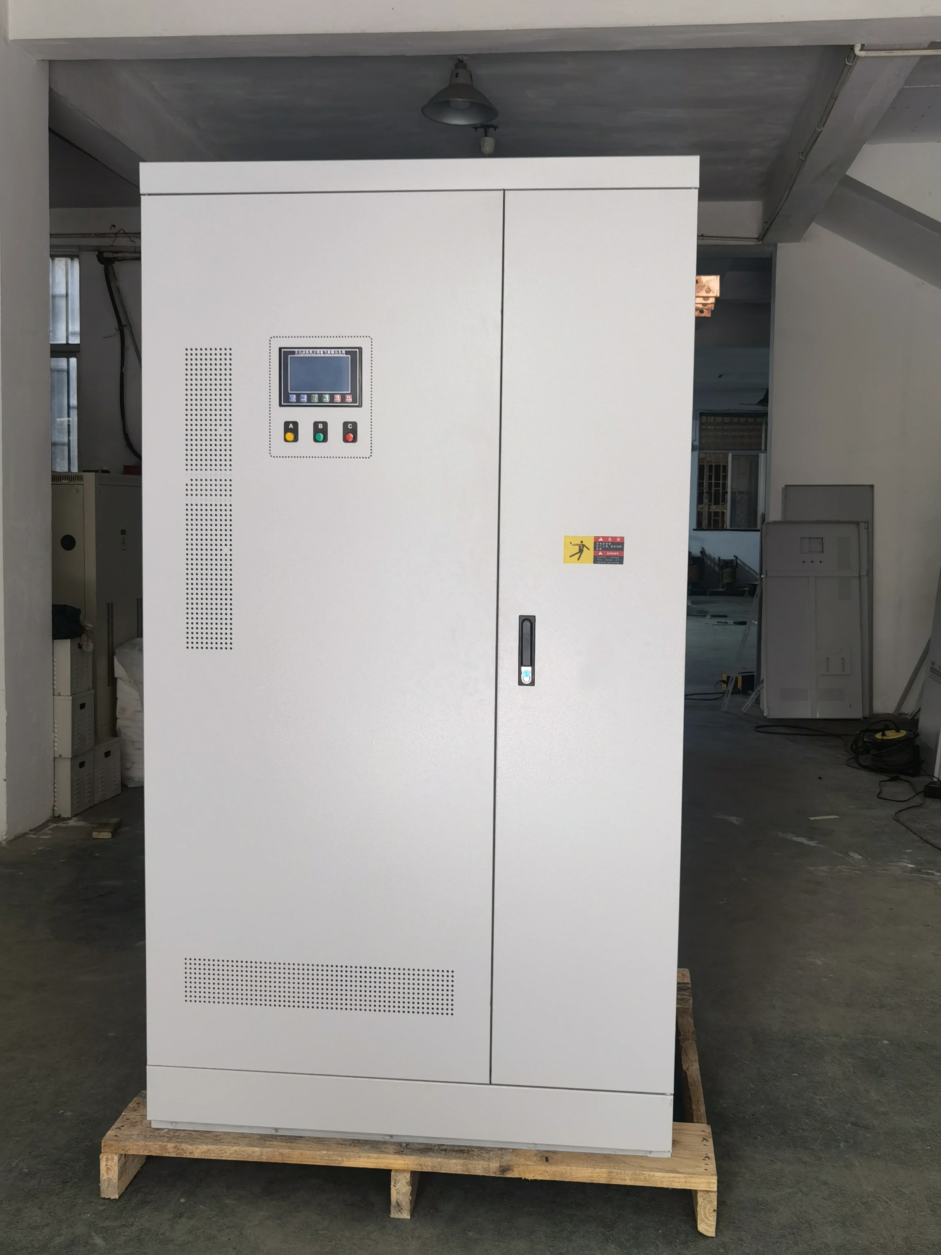 

Высококачественный трехфазный стабилизатор напряжения переменного тока 45 кВА, AVR-45 кВА, 3 фазы, 220 В, IP23, для использования внутри помещений