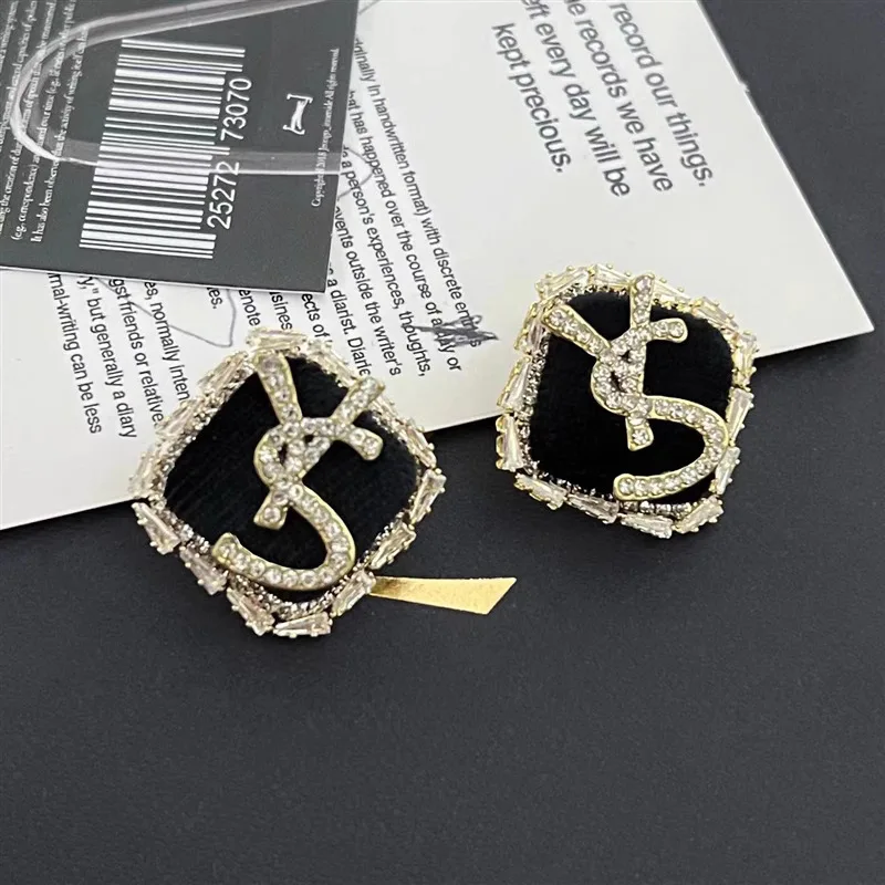 Exquisitos pendientes pequeños y fragantes de diamantes de imitación negros para mujer, pendientes brillantes únicos a la moda, regalos de joyería para banquete de oficina