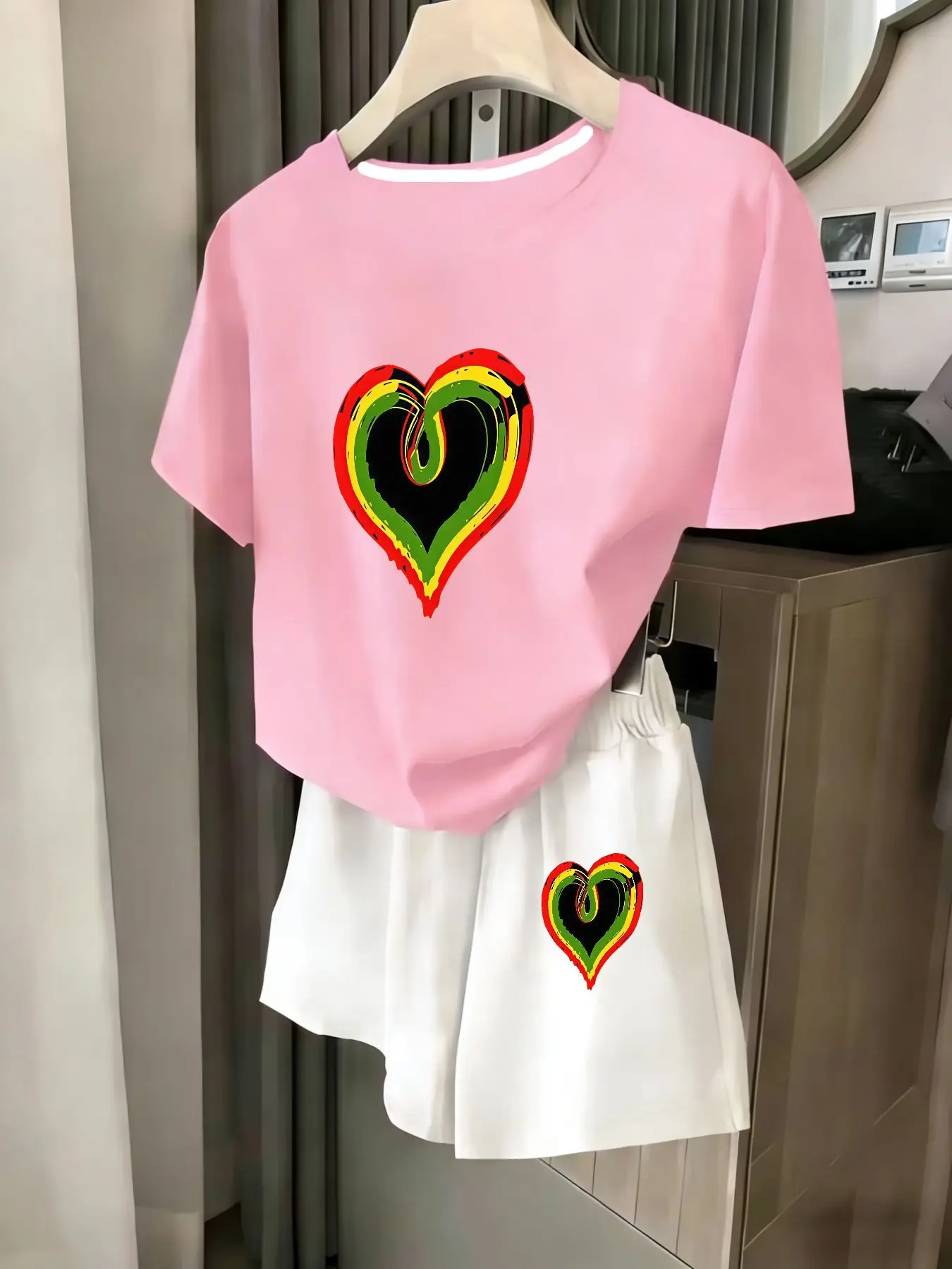 

Женский комплект из 2 предметов, летний комплект для пляжного отдыха, повседневная футболка с круглым вырезом и короткими рукавами, шорты с эластичной резинкой на талии, удобный костюм