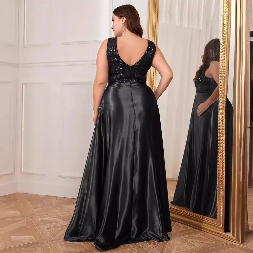 Abito lungo da sera taglie forti nero con scollo a V, senza maniche, interamente ricoperto di paillettes, in raso lucido, con vita impero e linea ad A, per la madre della sposa