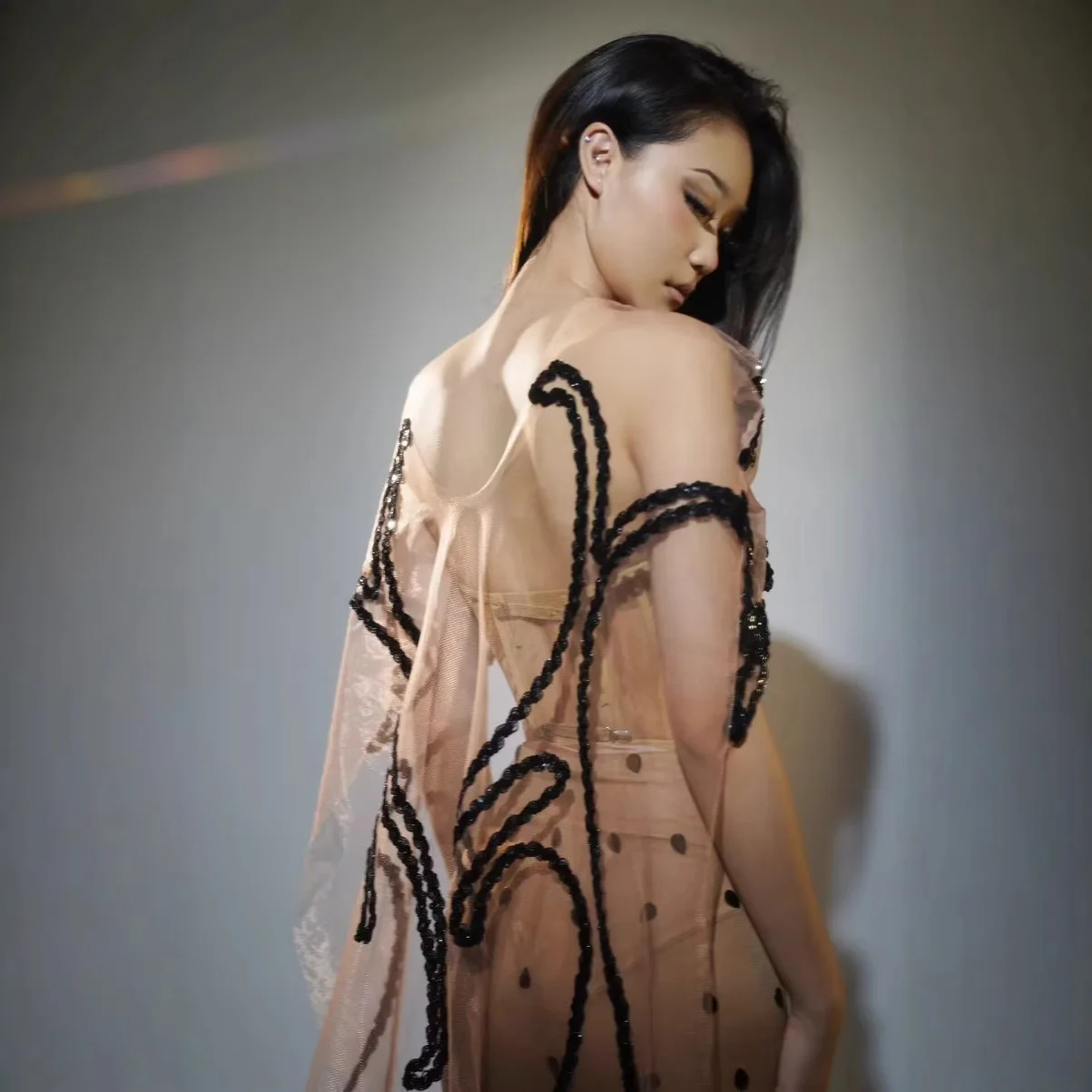 ملهى ليلي بار أنثى المغنية لف الترتر شبكة فستان بكم طويل شق تنورة لف Vestidos Para Fiesta De Lujo فستان فاخر
