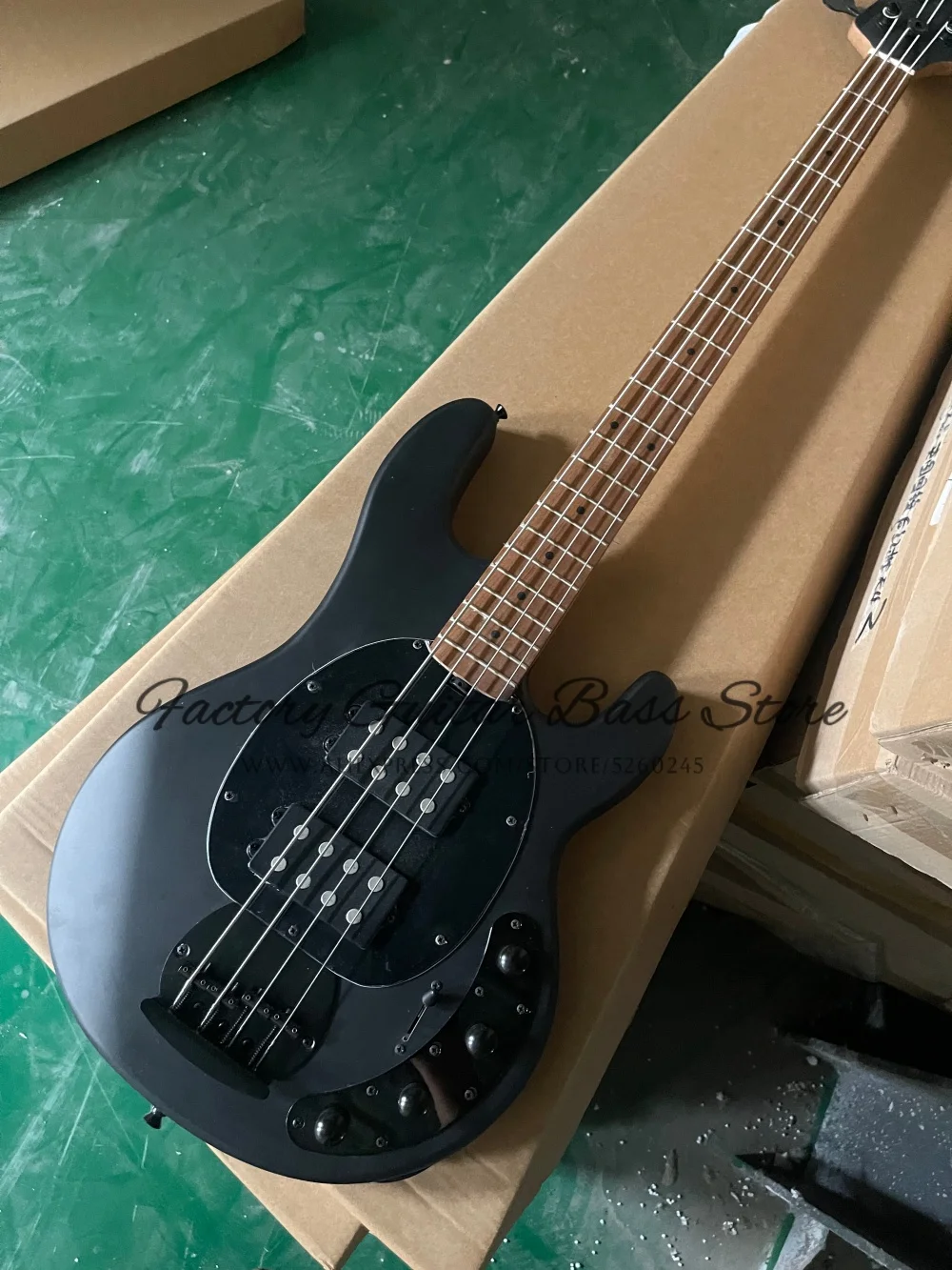 

Custom 4 strings matte black bass, fixed bridge, solid wood body baked maple neck, HH pickup, dual batteries, black tuners