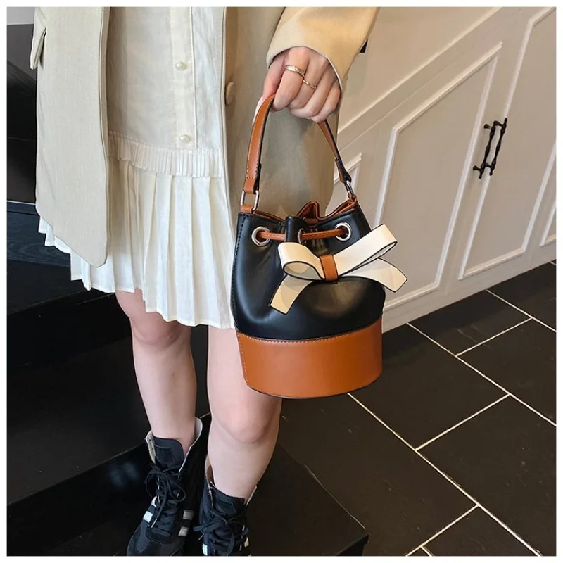 حقيبة كروس على الطراز القديم من جلد البولي يوريثان حقيبة يد نسائية صغيرة أنيقة مع أجهزة معدنية #2