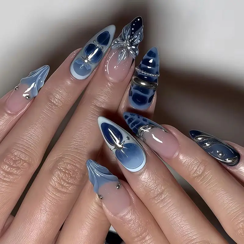 24 Stück blaue Farbverlaufsnägel zum Aufdrücken, süße 3D-Blumen, Muschel, Mandel, künstliche Nägel für Frauen, süße coole Metallic-Silber-Ins-Nagel