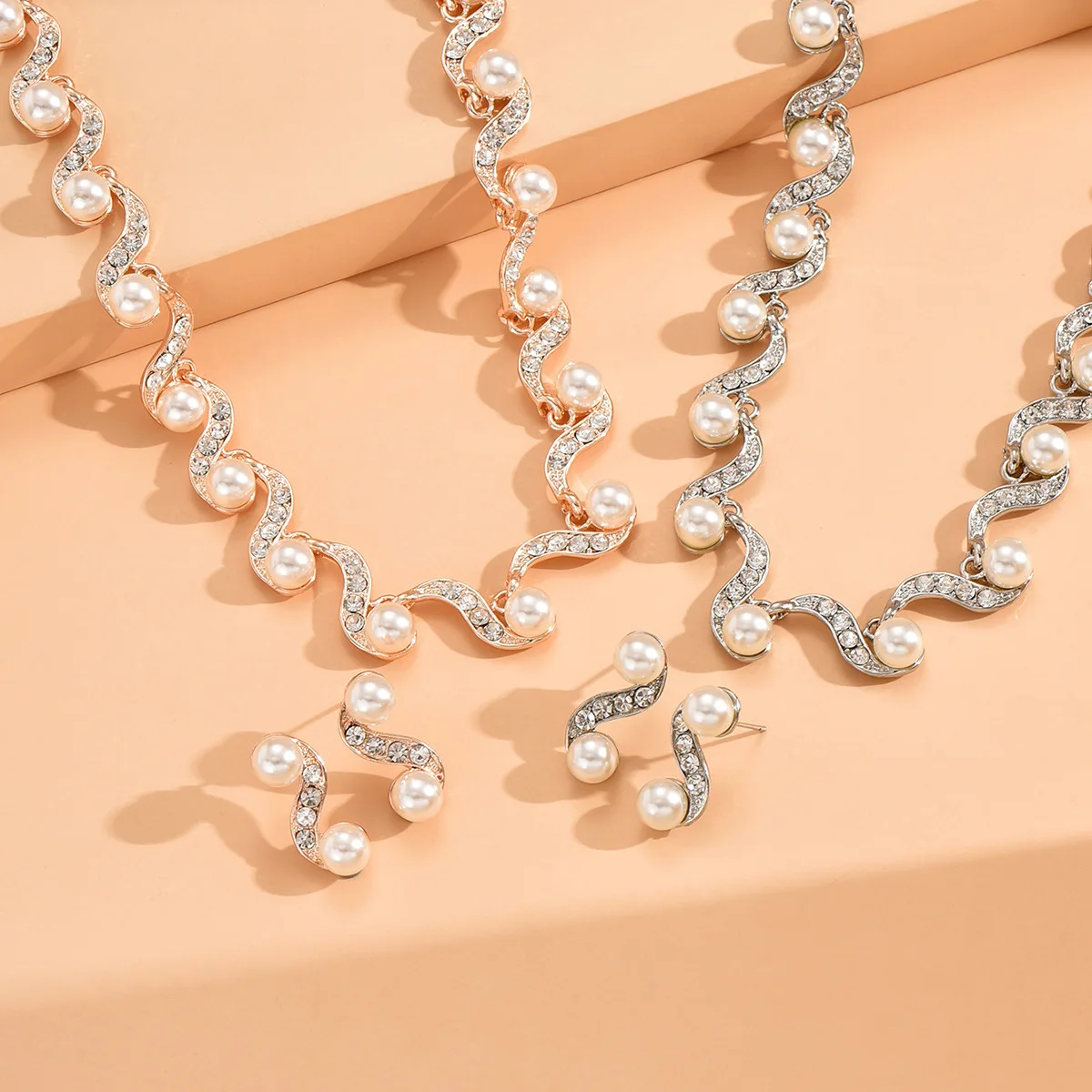 1 Set of Jewelry Includes (1 Pair of Earrings + 1 Necklace) European and American Exquisite Popular Women's Imitation Pearl S-Shaped Jewelry, New Bridal Wedding Accessories, Perfect for the Bride's Wedding, Banquet, Party, Fashionable Women's Clothing, Evening Decorations, and Exquisite Birthday Gifts.