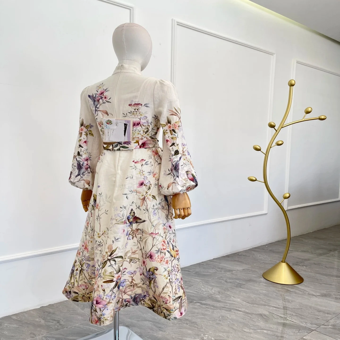 فستان متوسط الطول بأكمام طويلة وطبعة طيور بيضاء على الموضة لعام 2025